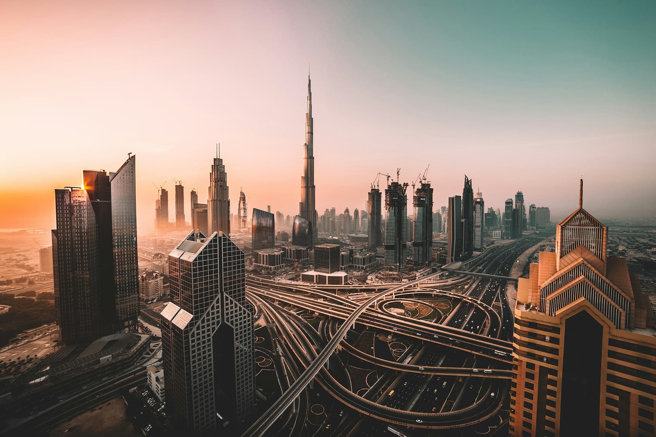 Gün batımında Dubai silueti