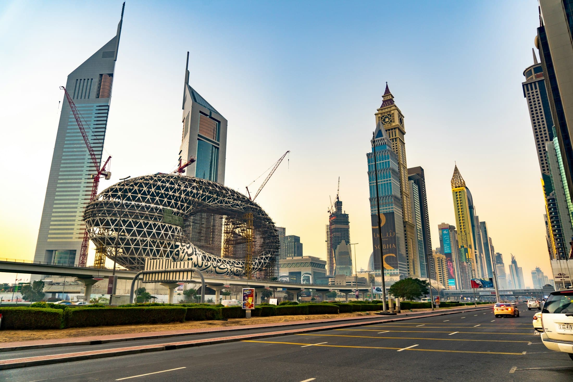 Dubai Marina ve şehir silueti